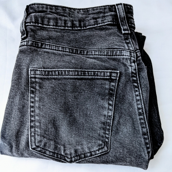 H&M Like New, Black Denim, High Waist, Mom Jeans, 5 Pocket, Sz 2. HP! - Picture 9 of 12